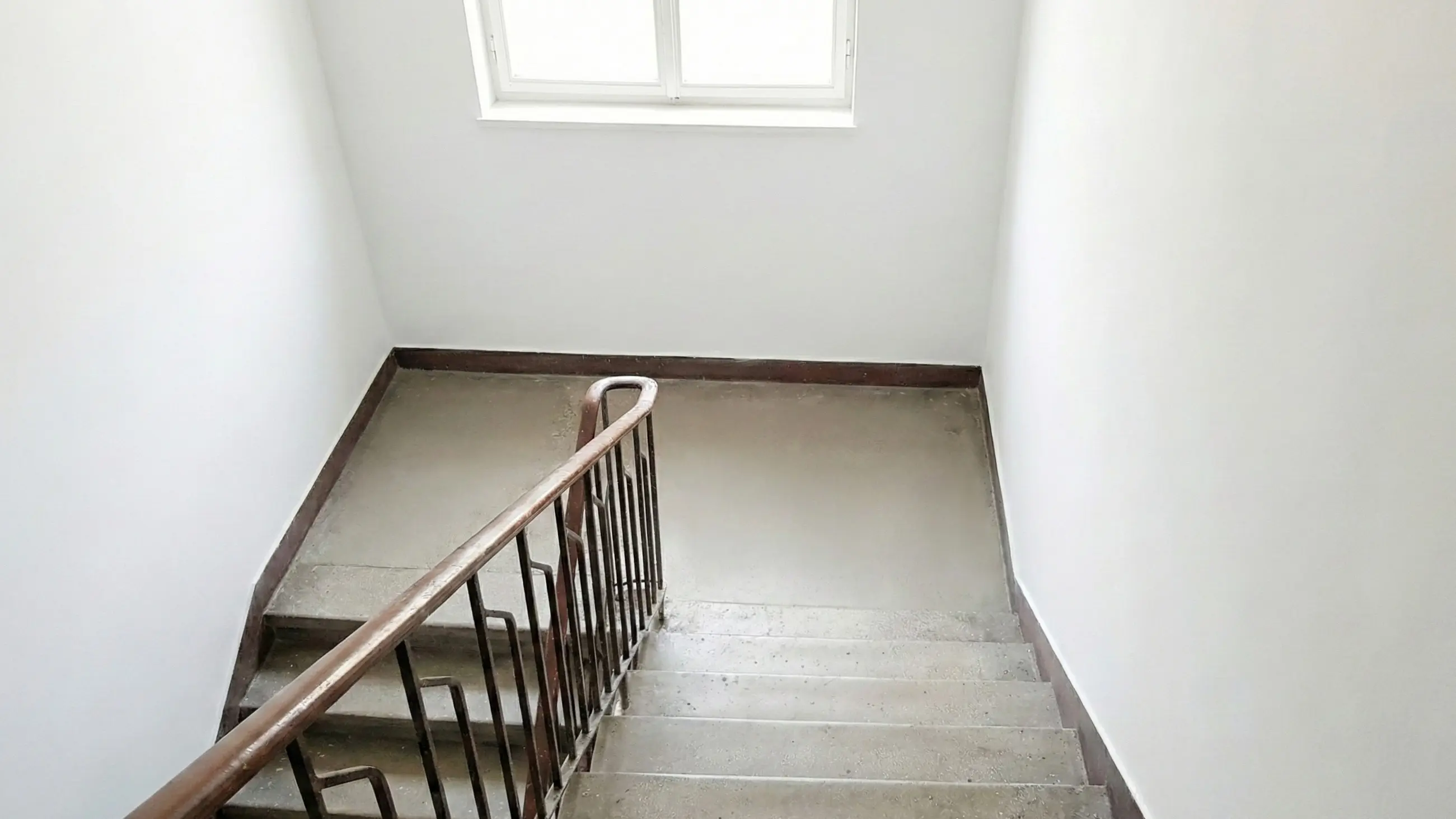 Rénovation cage d'escalier - Après travaux de peinture par La Francilienne de Peinture